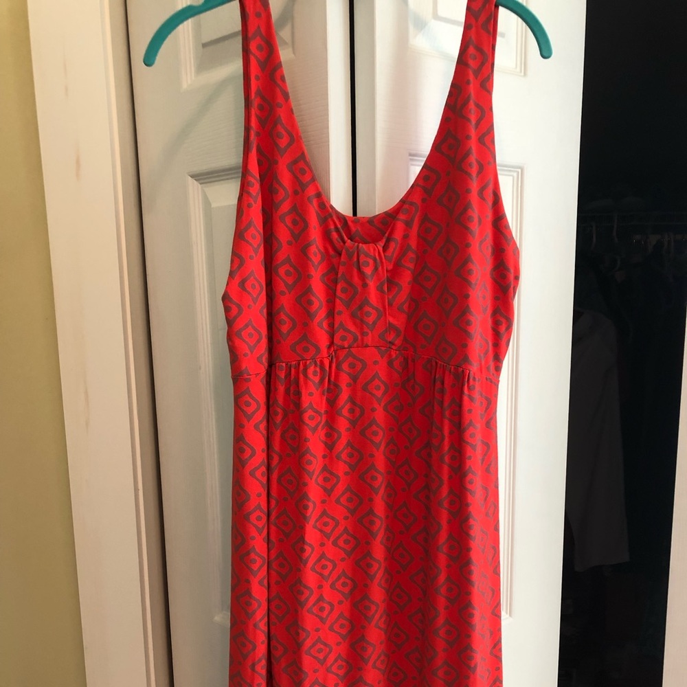 Sleeveless dress. Orange with geometric print